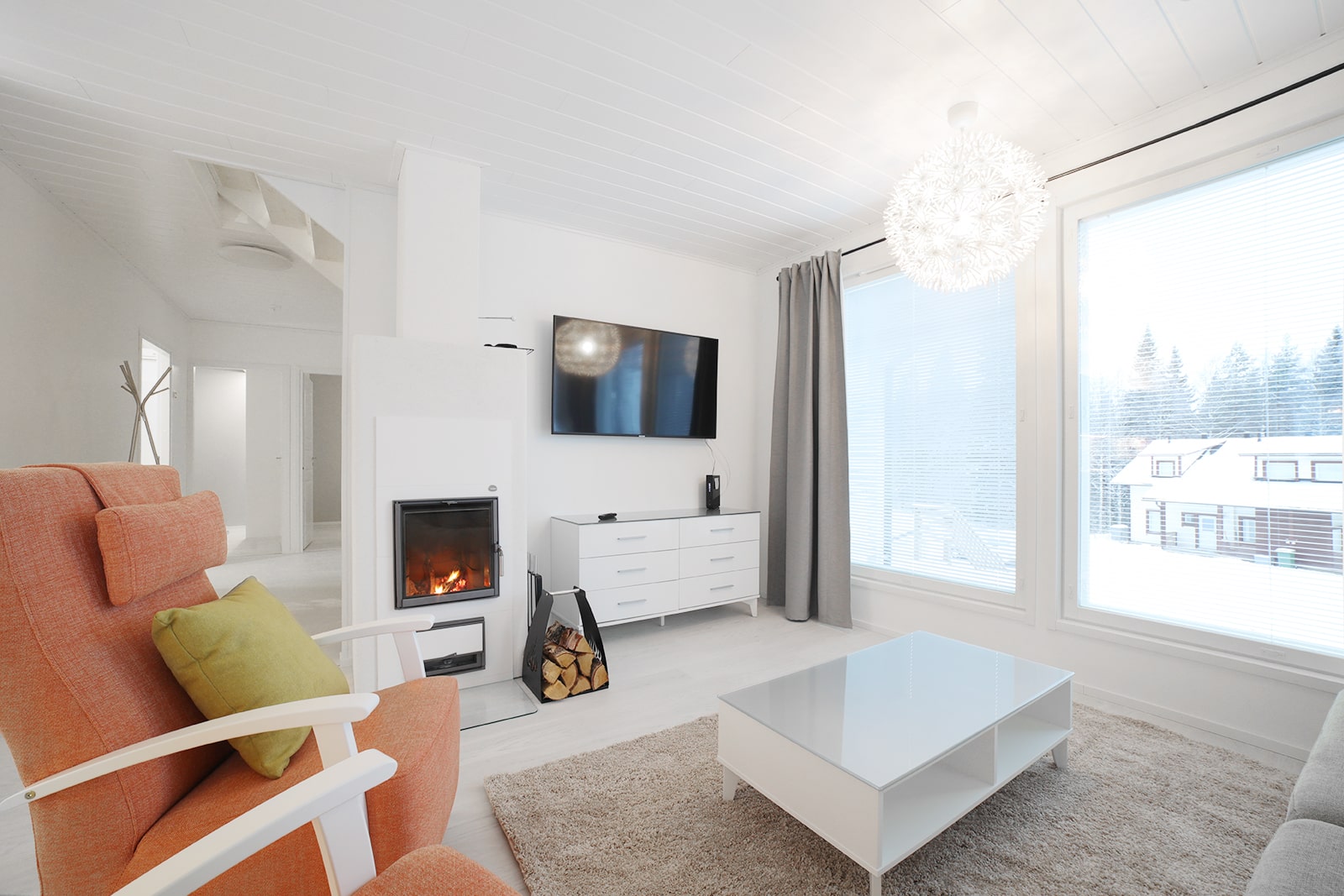 VillaVuokatti - Villa Pearl White Olohuone