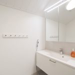 VillaVuokatti - Villa Pearl White WC tilat